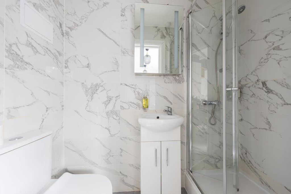 Victorian Beauty With Private Toilet And Shower Near Tube Station 런던 외부 사진